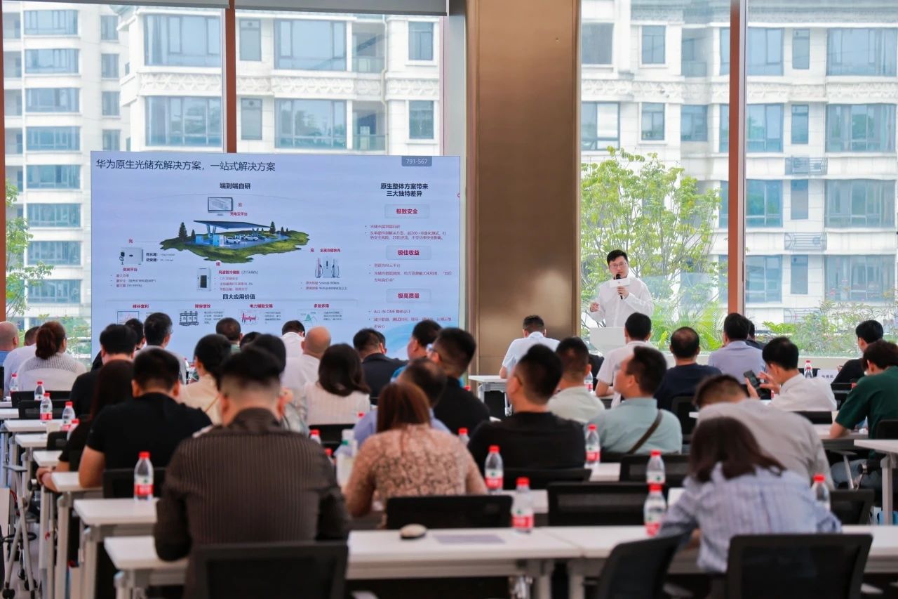 �ǻ�˹����������������Ϣ�ƶ�����Эͬ��������ɫ��Դ��̬�¸��