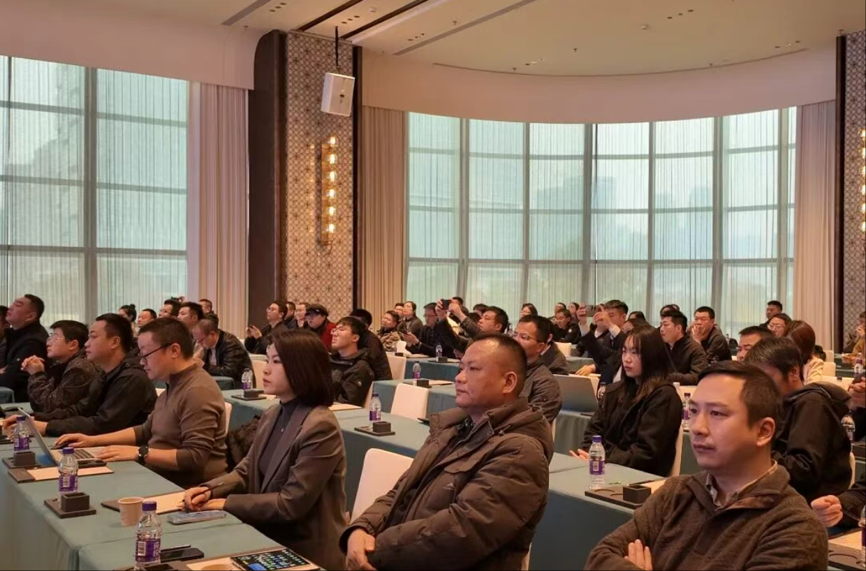 ����δ�� ����ͬ�� 2025��������������Ϣ-����ҵӦ�����������ܽ����վԲ����Ļ